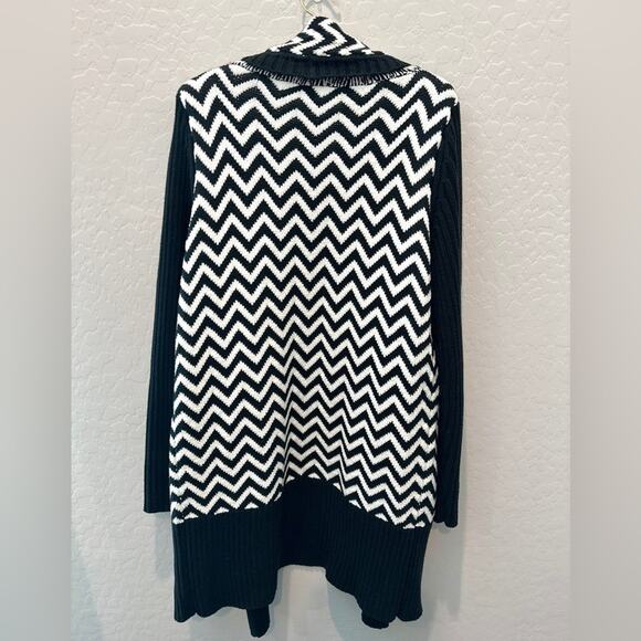 CHICO’S | Black & White Chevron Knit Open Cardigan Sweater | Size 1 Medium - Picture 4 of 6